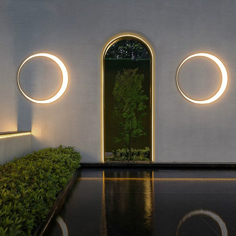 مصباح حائط LED مصنوع من الفولاذ المقاوم للصدأ المقاوم للماء بتصميم دائري بسيط عصري للفناء الخارجي 