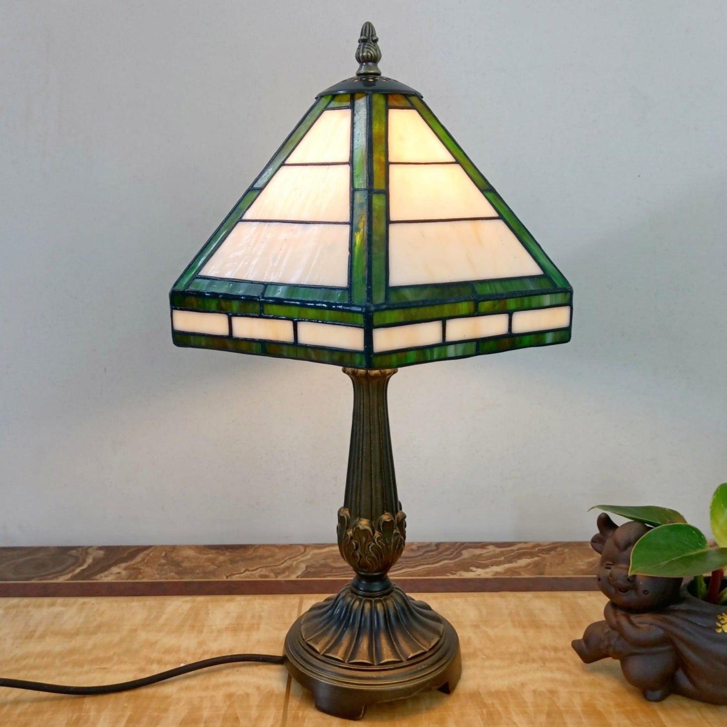 Traditional Vintage Resin Base Conical Glass Lampshade Grid 1 - Light Table Lamp For Living Room
