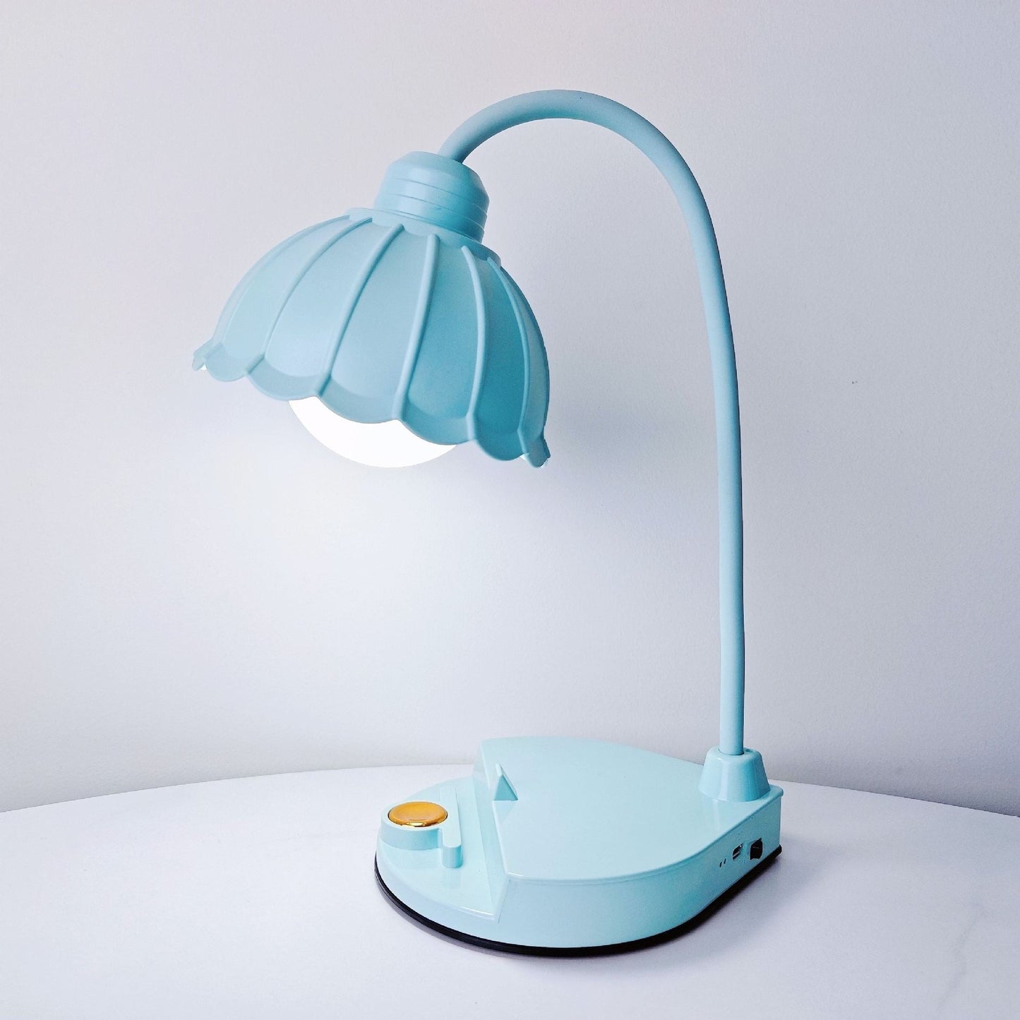 Contemporary Nordic Twistable Flower ABS Lampshade Round Base LED Table Lamp For Bedroom