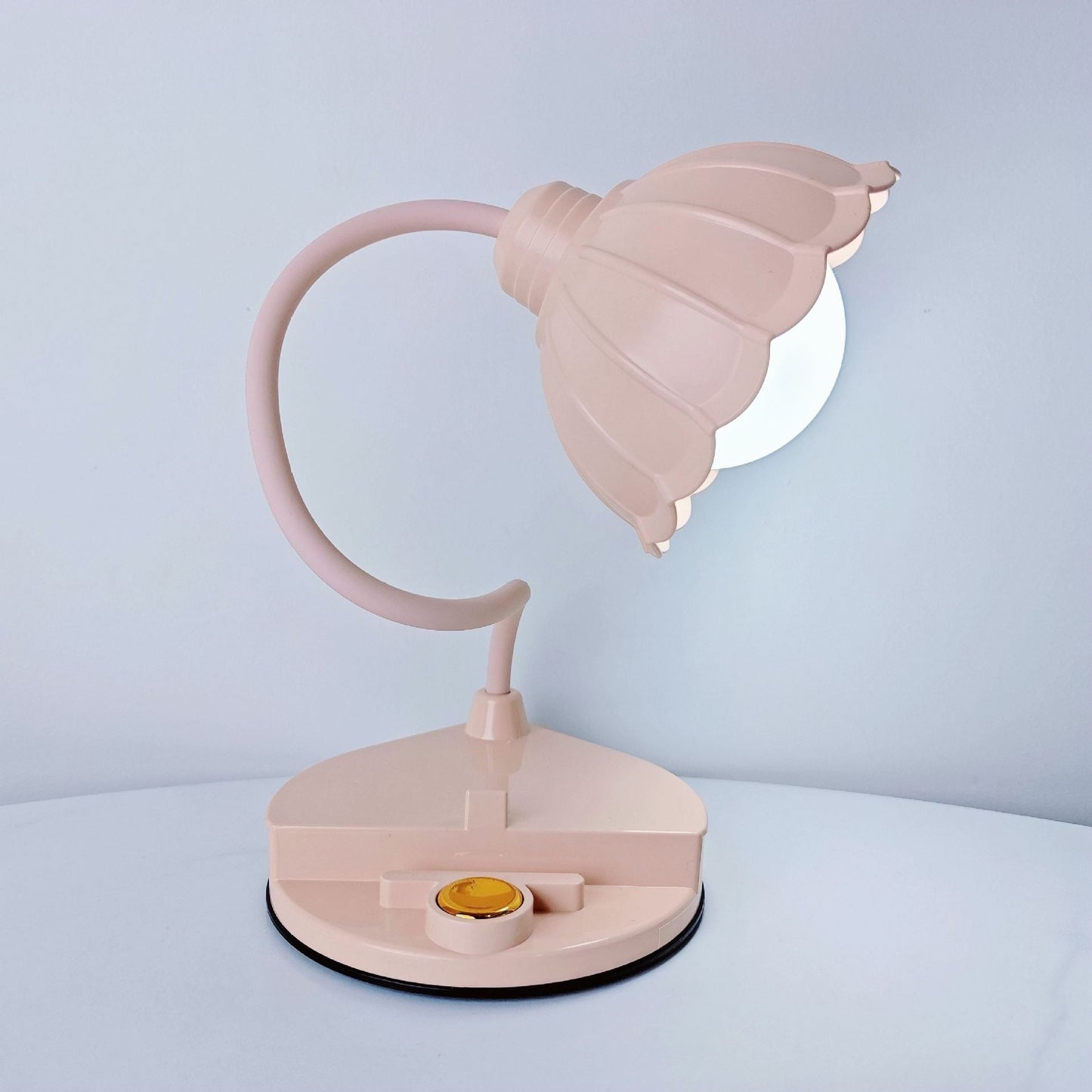 Contemporary Nordic Twistable Flower ABS Lampshade Round Base LED Table Lamp For Bedroom