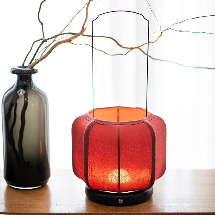 Traditional Chinese Iron Silk Fabric Lantern Shape LED Table Lamp For Bedroom