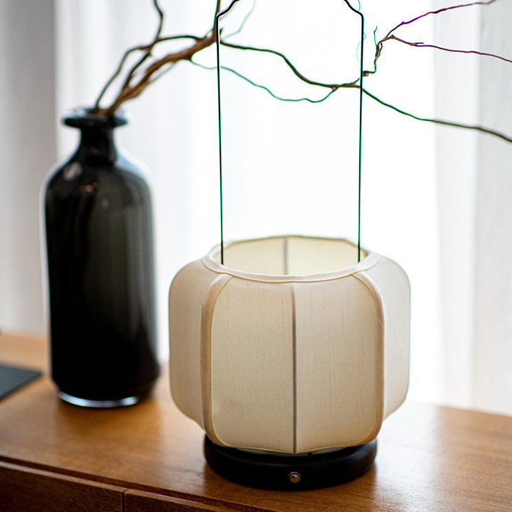 Traditional Chinese Iron Silk Fabric Lantern Shape LED Table Lamp For Bedroom