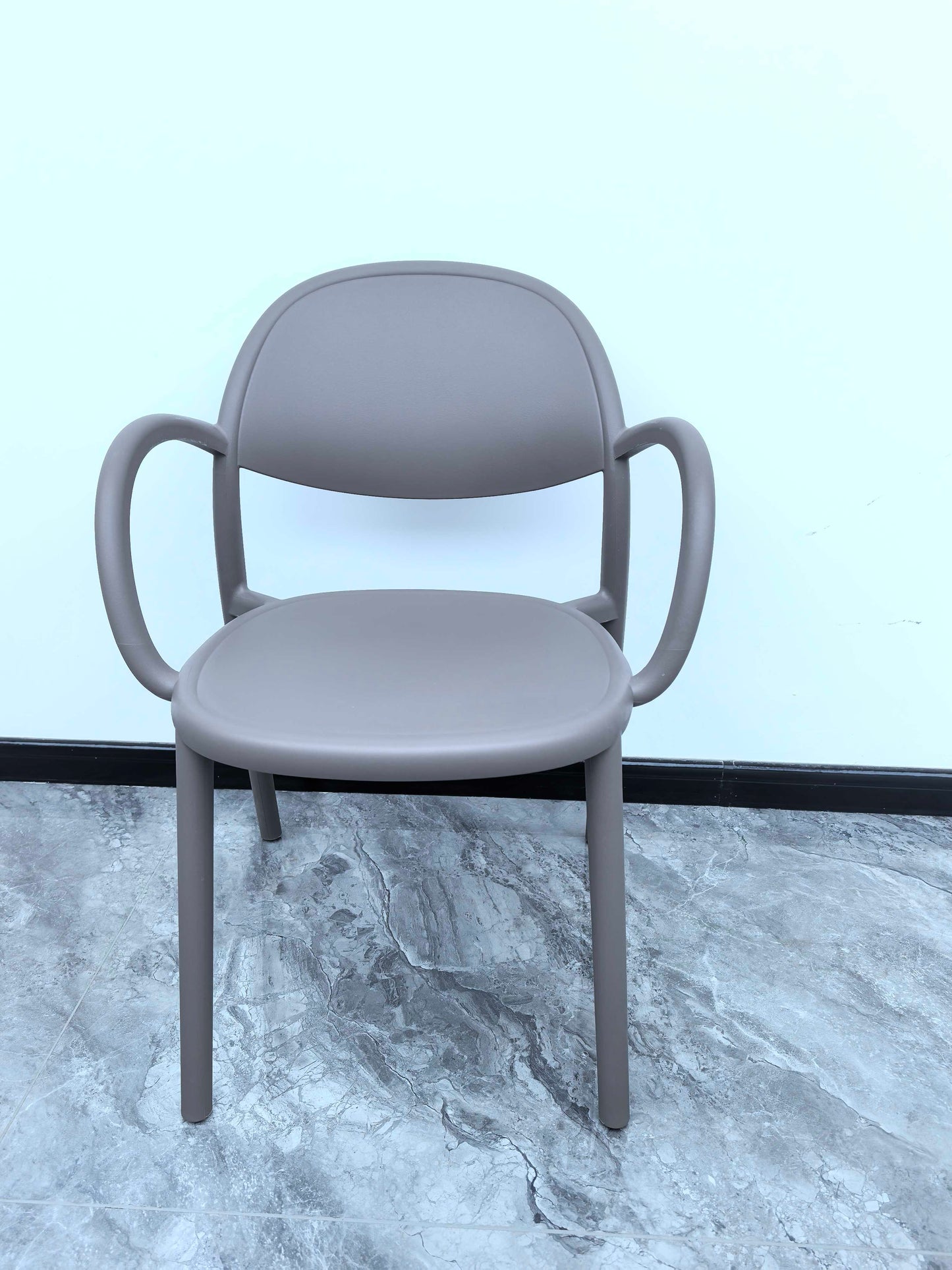 Modern Minimalist PP Plastic Round Curved Dining Chair Backrest Armrests For Dining Room