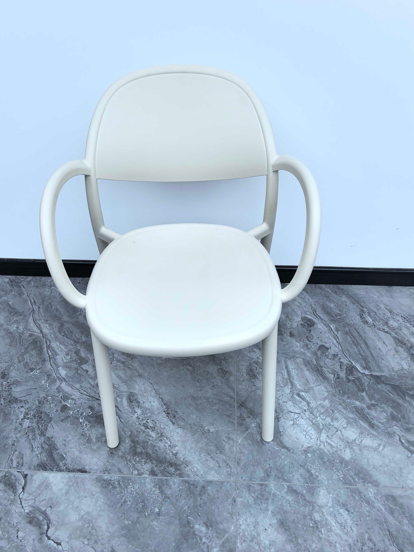 Modern Minimalist PP Plastic Round Curved Dining Chair Backrest Armrests For Dining Room