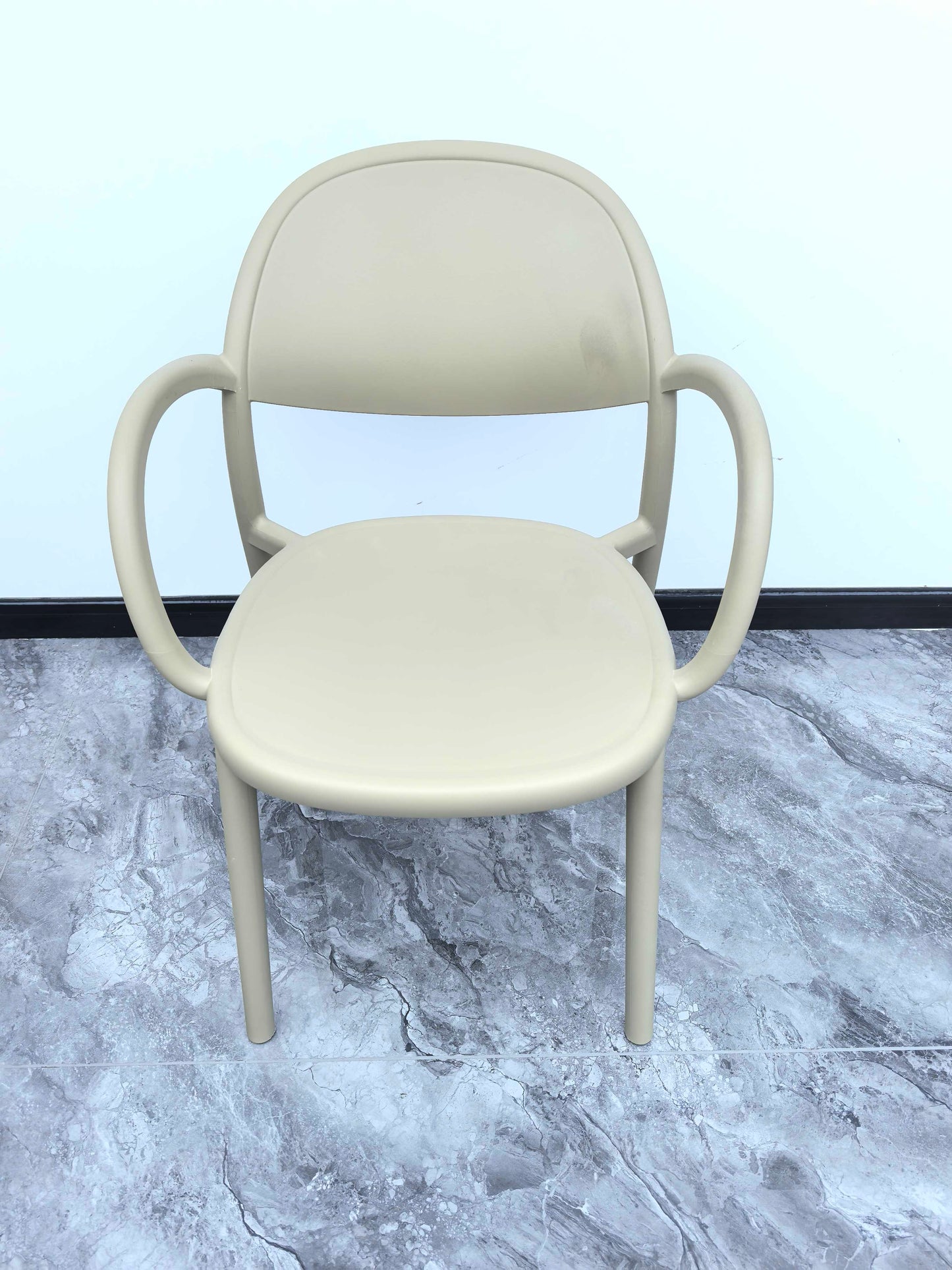 Modern Minimalist PP Plastic Round Curved Dining Chair Backrest Armrests For Dining Room