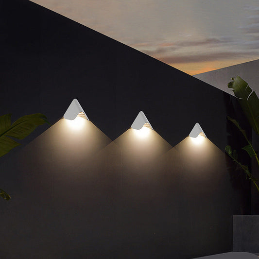 مصباح حائط خارجي LED مصنوع من الألومنيوم بتصميم مثلث إسكندنافي معاصر للحديقة 