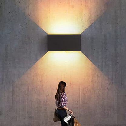 مصباح حائط LED مستطيل الشكل من الألومنيوم بتصميم عصري وبسيط للفناء الخارجي
