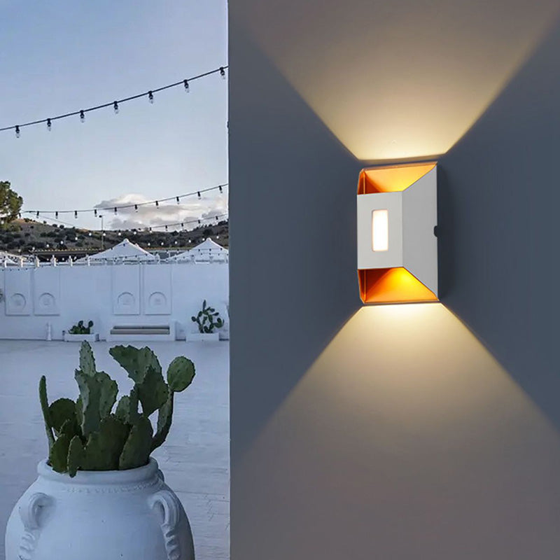 مصباح حائط LED مستطيل الشكل شبه منحرف من الألومنيوم بتصميم عصري بسيط ومقاوم للماء للفناء الخارجي 
