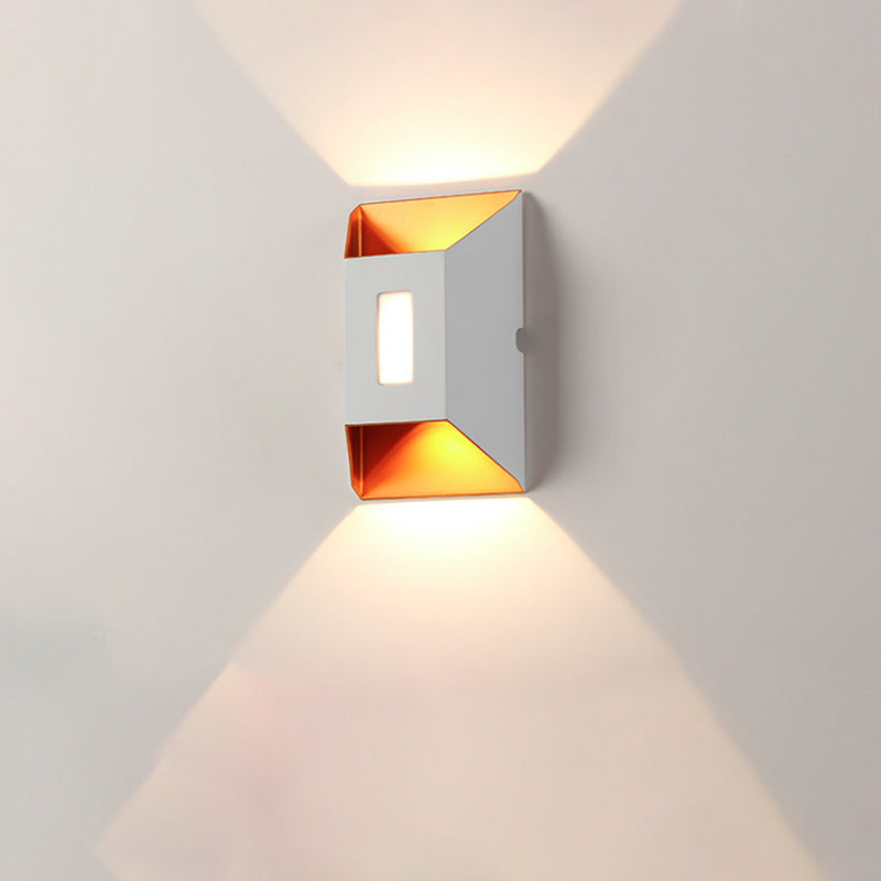 مصباح حائط LED مستطيل الشكل شبه منحرف من الألومنيوم بتصميم عصري بسيط ومقاوم للماء للفناء الخارجي 