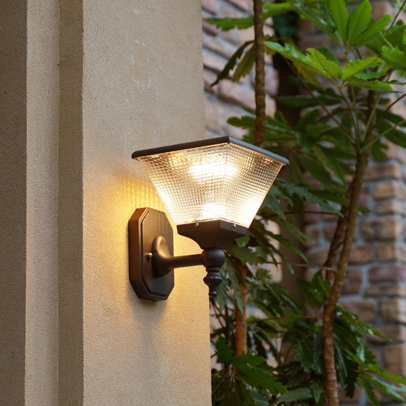 مصباح حائط LED دائري مربع الشكل مصنوع من الألومنيوم بتصميم عصري بسيط مقاوم للماء يعمل بالطاقة الشمسية للفناء الخارجي 