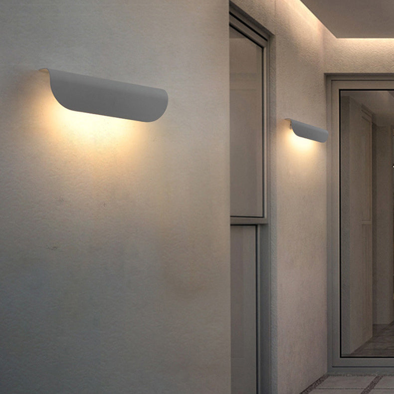مصباح حائط LED مستطيل الشكل مصنوع من الألومنيوم والزجاج بتصميم عصري بسيط ومقاوم للماء للفناء الخارجي 
