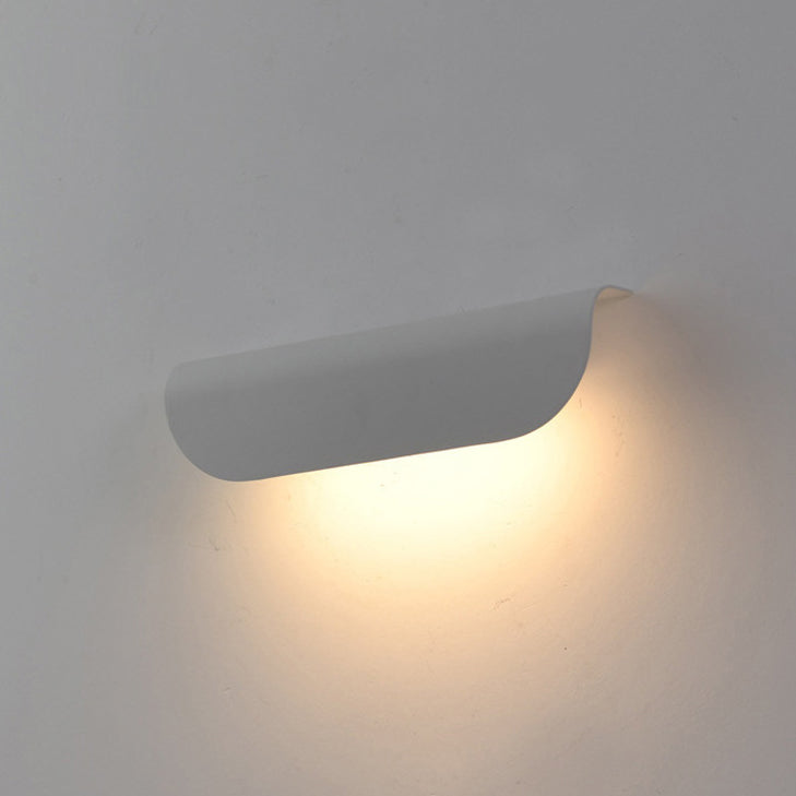 مصباح حائط LED مستطيل الشكل مصنوع من الألومنيوم والزجاج بتصميم عصري بسيط ومقاوم للماء للفناء الخارجي 