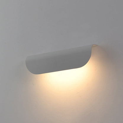مصباح حائط LED مستطيل الشكل مصنوع من الألومنيوم والزجاج بتصميم عصري بسيط ومقاوم للماء للفناء الخارجي 