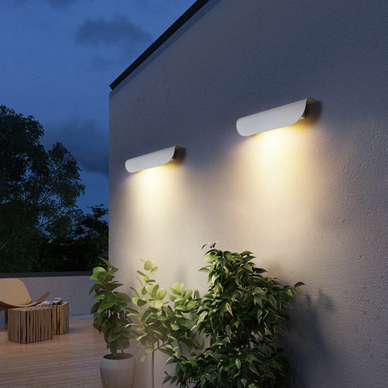 مصباح حائط LED مستطيل الشكل مصنوع من الألومنيوم والزجاج بتصميم عصري بسيط ومقاوم للماء للفناء الخارجي 