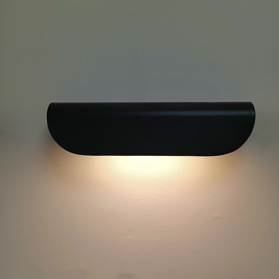 مصباح حائط LED مستطيل الشكل مصنوع من الألومنيوم والزجاج بتصميم عصري بسيط ومقاوم للماء للفناء الخارجي 