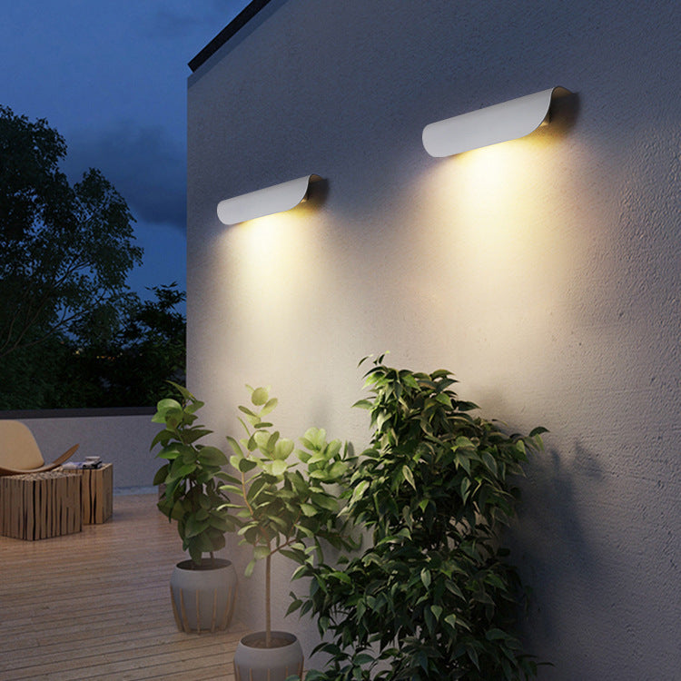 مصباح حائط LED مستطيل الشكل مصنوع من الألومنيوم والزجاج بتصميم عصري بسيط ومقاوم للماء للفناء الخارجي 