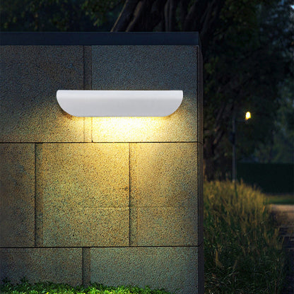 مصباح حائط LED مستطيل الشكل مصنوع من الألومنيوم والزجاج بتصميم عصري بسيط ومقاوم للماء للفناء الخارجي 