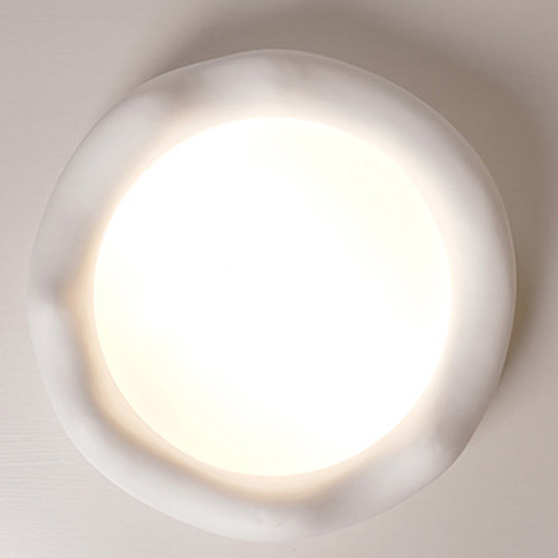 現代的でクリエイティブな丸型氷山型ウェーブ鉄樹脂アクリルシェードLEDフラッシュマウントシーリングライト寝室用