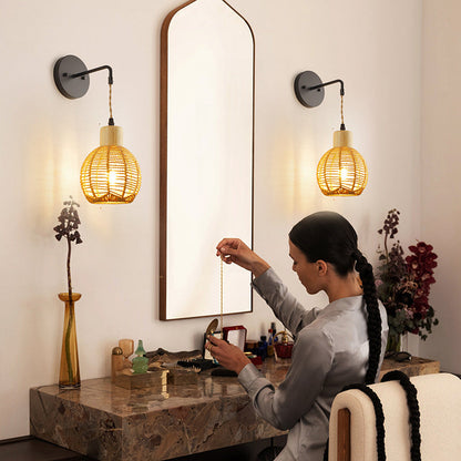 مصباح حائطي ياباني تقليدي بيضاوي الشكل مصنوع من خشب الروطان والحديد، مزود بمصباح واحد لغرفة المعيشة 