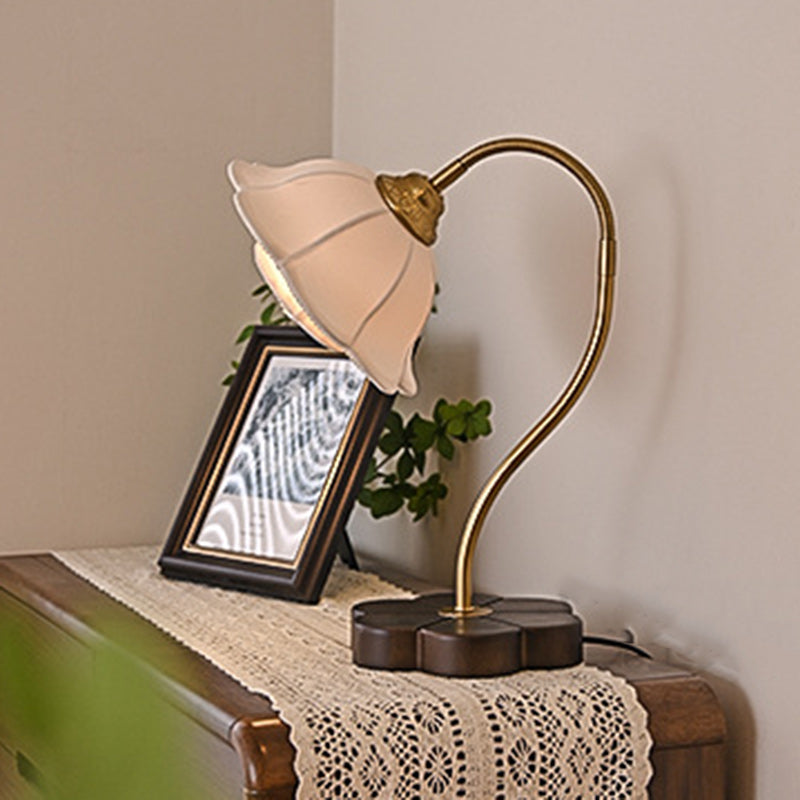 Traditional Vintage Flower Wood Copper Fabric 1-Light Table Lamp For Living Room