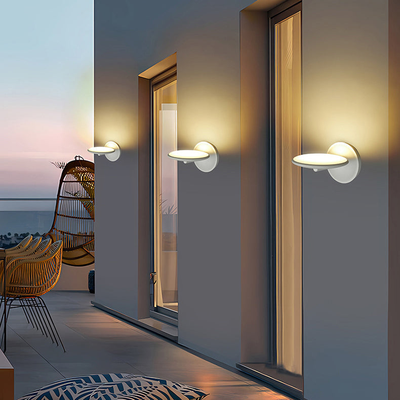 مصباح حائط LED دائري من الألومنيوم والأكريليك قابل للدوران ومقاوم للماء بتصميم عصري بسيط للاستخدام في الهواء الطلق 