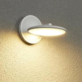 مصباح حائط LED دائري من الألومنيوم والأكريليك قابل للدوران ومقاوم للماء بتصميم عصري بسيط للاستخدام في الهواء الطلق 