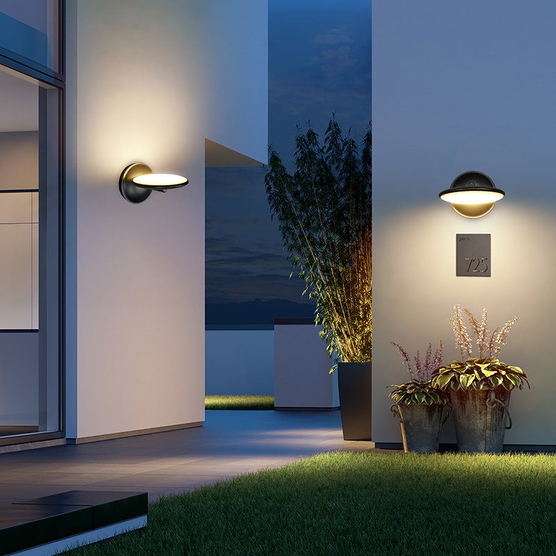 مصباح حائط LED دائري من الألومنيوم والأكريليك قابل للدوران ومقاوم للماء بتصميم عصري بسيط للاستخدام في الهواء الطلق 