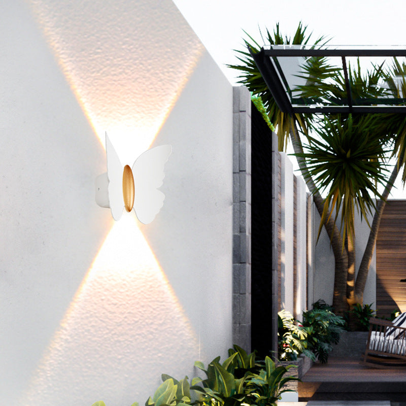 مصباح حائط LED من الألومنيوم المقاوم للماء على شكل فراشة بتصميم عصري بسيط للفناء الخارجي 