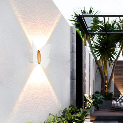 مصباح حائط LED من الألومنيوم المقاوم للماء على شكل فراشة بتصميم عصري بسيط للفناء الخارجي 