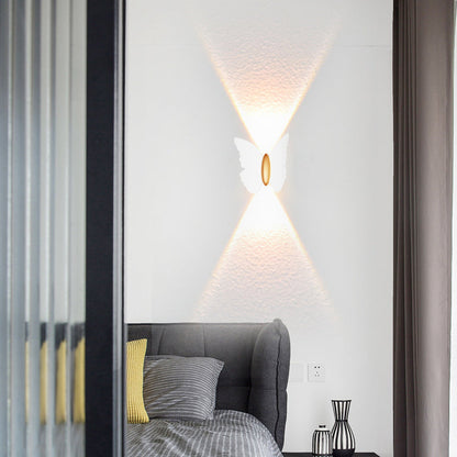 مصباح حائط LED من الألومنيوم المقاوم للماء على شكل فراشة بتصميم عصري بسيط للفناء الخارجي 