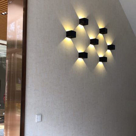 مصباح حائط LED حديث بسيط مقاوم للماء مكعب لأعلى ولأسفل من الألومنيوم والزجاج لغرفة النوم 