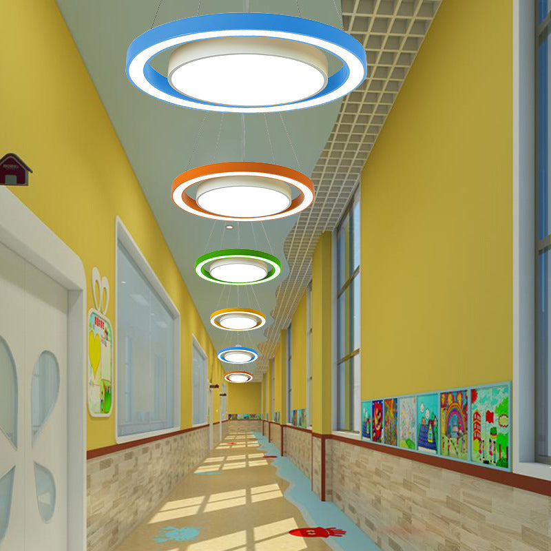 ثريا جزيرة LED دائرية حديثة بسيطة من الحديد والألومنيوم والأكريليك بجانب السرير 