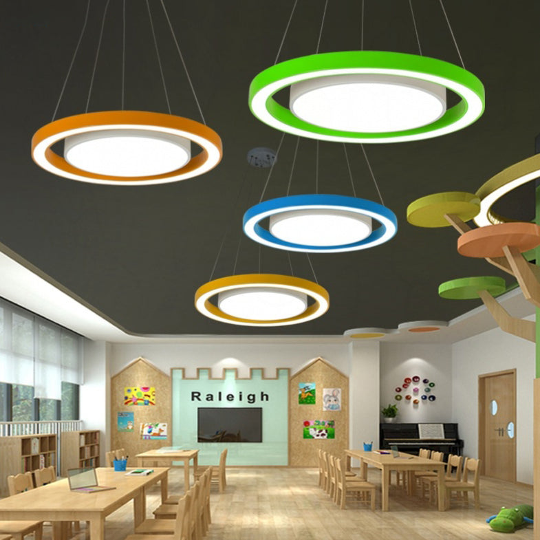 ثريا جزيرة LED دائرية حديثة بسيطة من الحديد والألومنيوم والأكريليك بجانب السرير 
