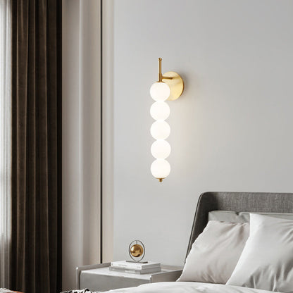 مصباح حائط LED نحاسي معاصر على شكل كرة زجاجية مزينة بالخرز على شكل زهرة الزعرور المسكرة لغرفة المعيشة 