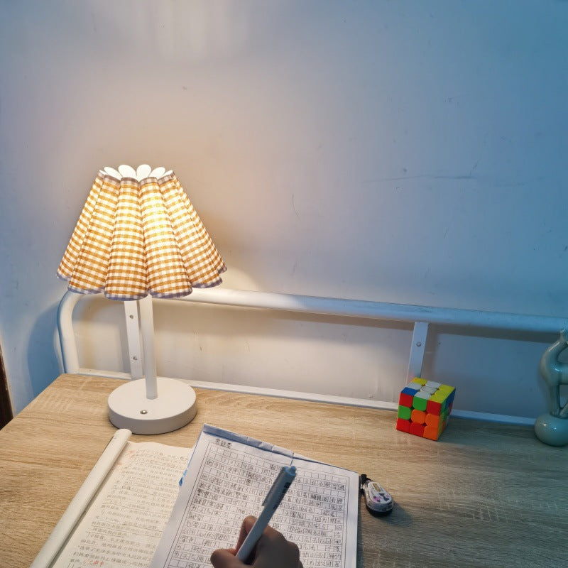 Modern Minimalist Round Table Petal Shaped Stem Disc Base 1-Light Table Lamp For Bedroom