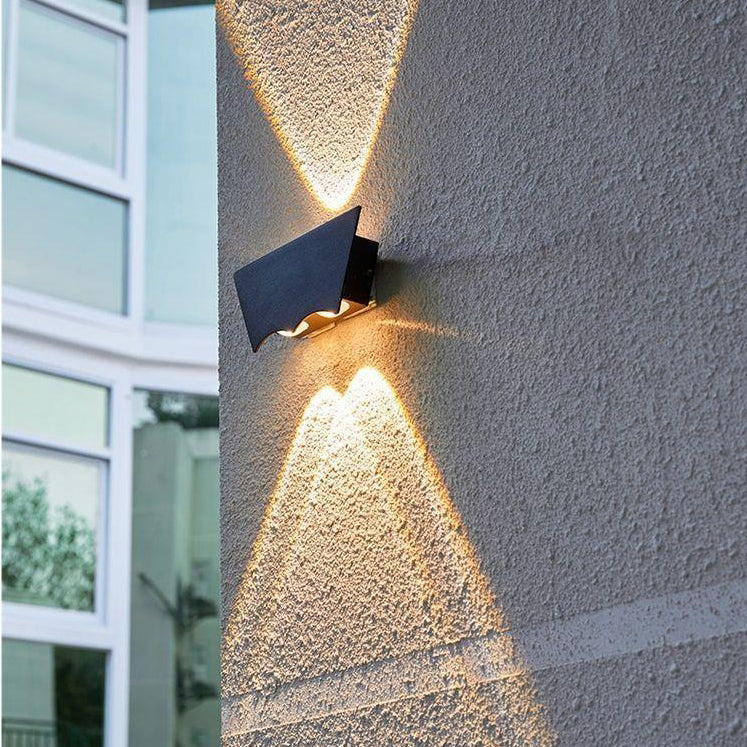 مصباح حائط خارجي LED بتصميم شبه منحرف على شكل نصف دائرة مصنوع من الألومنيوم المصبوب ومقاوم للماء بتصميم عصري بسيط للحديقة 