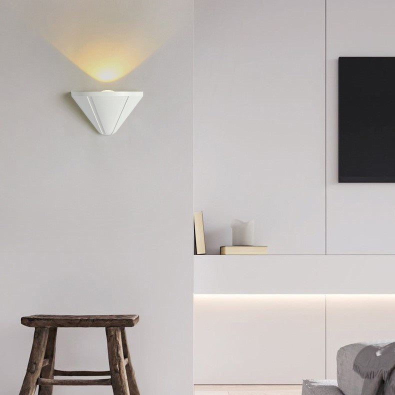 مصباح حائط LED بتصميم مثلث نصف دائري مقاوم للماء بتصميم عصري بسيط مصنوع من الألومنيوم المصبوب للفناء الخارجي 