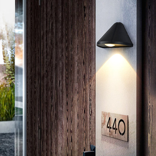 مصباح حائط LED بتصميم مثلث نصف دائري مقاوم للماء بتصميم عصري بسيط مصنوع من الألومنيوم المصبوب للفناء الخارجي 