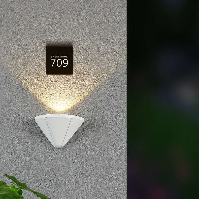 مصباح حائط LED بتصميم مثلث نصف دائري مقاوم للماء بتصميم عصري بسيط مصنوع من الألومنيوم المصبوب للفناء الخارجي 