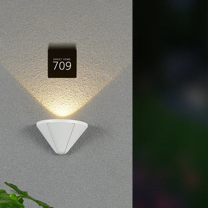مصباح حائط LED بتصميم مثلث نصف دائري مقاوم للماء بتصميم عصري بسيط مصنوع من الألومنيوم المصبوب للفناء الخارجي 