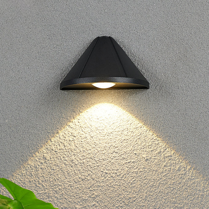 مصباح حائط LED بتصميم مثلث نصف دائري مقاوم للماء بتصميم عصري بسيط مصنوع من الألومنيوم المصبوب للفناء الخارجي 