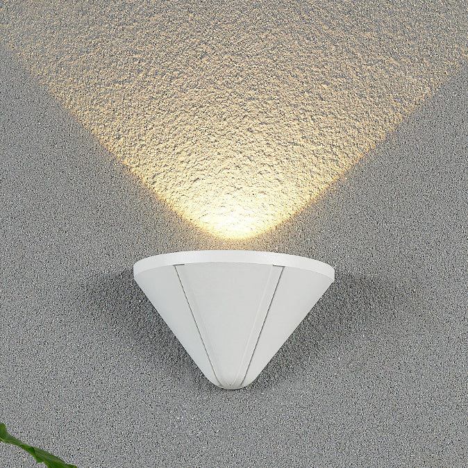 مصباح حائط LED بتصميم مثلث نصف دائري مقاوم للماء بتصميم عصري بسيط مصنوع من الألومنيوم المصبوب للفناء الخارجي 