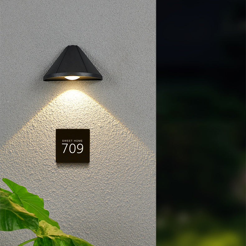 مصباح حائط LED بتصميم مثلث نصف دائري مقاوم للماء بتصميم عصري بسيط مصنوع من الألومنيوم المصبوب للفناء الخارجي 