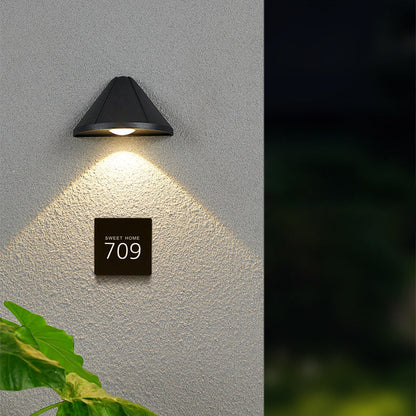 مصباح حائط LED بتصميم مثلث نصف دائري مقاوم للماء بتصميم عصري بسيط مصنوع من الألومنيوم المصبوب للفناء الخارجي 