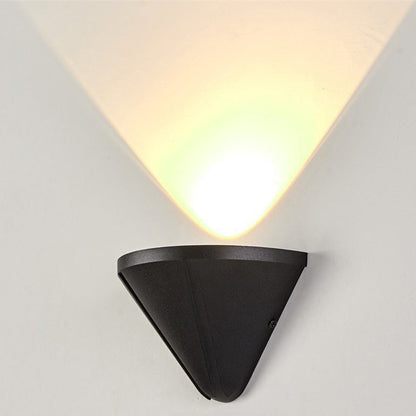 مصباح حائط LED بتصميم مثلث نصف دائري مقاوم للماء بتصميم عصري بسيط مصنوع من الألومنيوم المصبوب للفناء الخارجي 