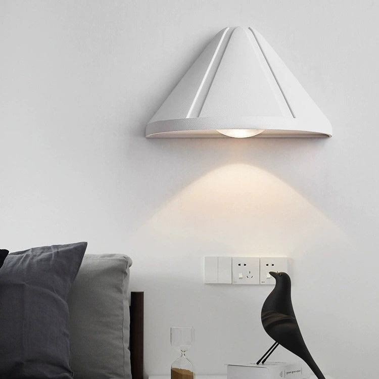 مصباح حائط LED بتصميم مثلث نصف دائري مقاوم للماء بتصميم عصري بسيط مصنوع من الألومنيوم المصبوب للفناء الخارجي 