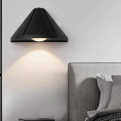مصباح حائط LED بتصميم مثلث نصف دائري مقاوم للماء بتصميم عصري بسيط مصنوع من الألومنيوم المصبوب للفناء الخارجي 