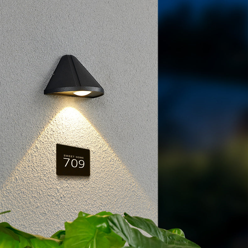 مصباح حائط LED بتصميم مثلث نصف دائري مقاوم للماء بتصميم عصري بسيط مصنوع من الألومنيوم المصبوب للفناء الخارجي 