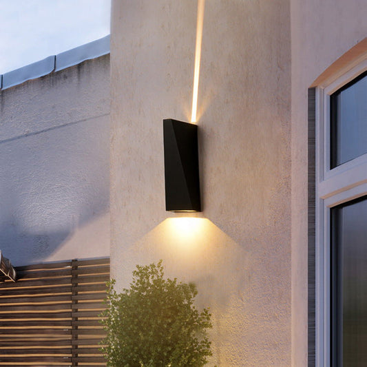 مصباح حائط LED خارجي بتصميم شبه منحرف مصنوع من الألومنيوم المصبوب بتصميم عصري بسيط ومقاوم للماء للفناء الخارجي 