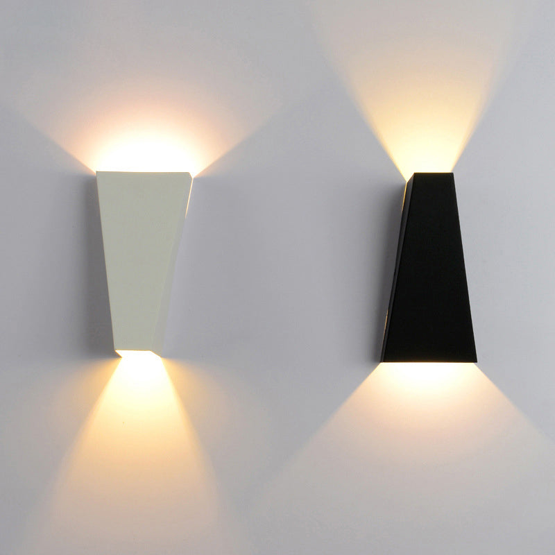 مصباح حائط LED خارجي بتصميم شبه منحرف مصنوع من الألومنيوم المصبوب بتصميم عصري بسيط ومقاوم للماء للفناء الخارجي 